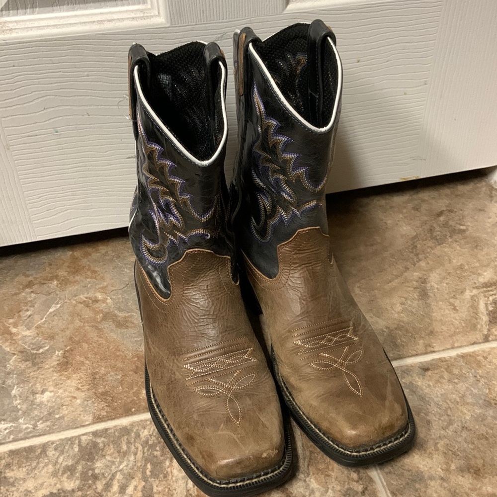 Boots boys size 4.5